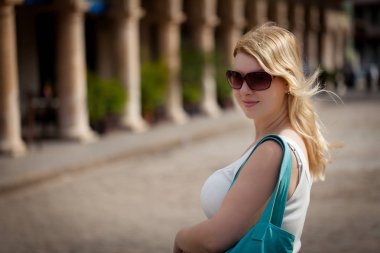 Sarışın genç kadın yaz adlı bir şehirde