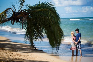 Seksi sarışın genç kadın ve adam romantik tatil tarihte