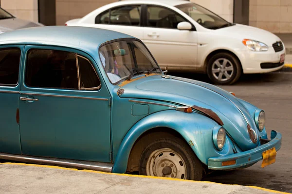 Sokak bir şehirde Retro eski araba