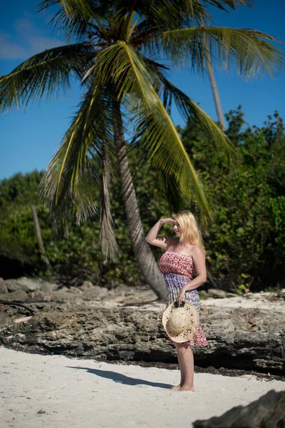 Deniz kenarında plaj elbiseli Genç seksi sarışın kadın
