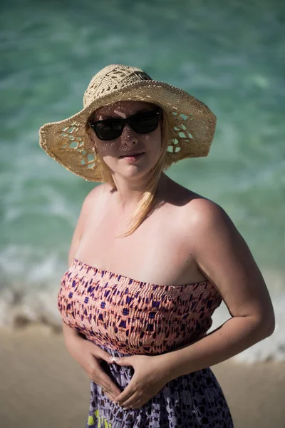 Deniz kenarında plaj elbiseli Genç seksi sarışın kadın