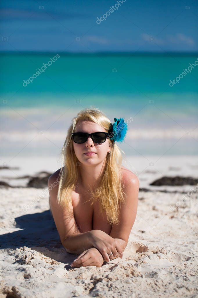 Blonde frau am strand