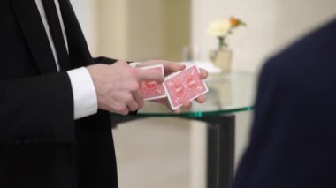 odak, gösterilen oyun kağıtları, holding sihirbaz juggles