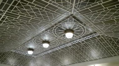 Cam çatı üst bir binada dekore edilmiş