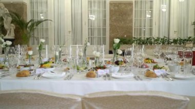 Masa arkasında bir gala yemeği ya da düğün kutlama dekore edilmiş