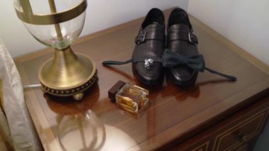 Ayakkabı, papyon, parfüm ve kol düğmeleri mans