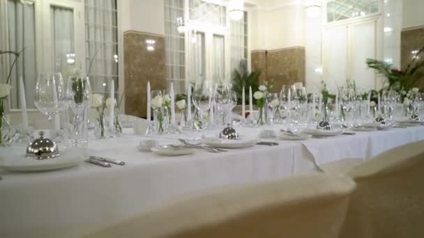 Meja yang dihias pada pesta makan malam atau perayaan pernikahan — Stok Video
