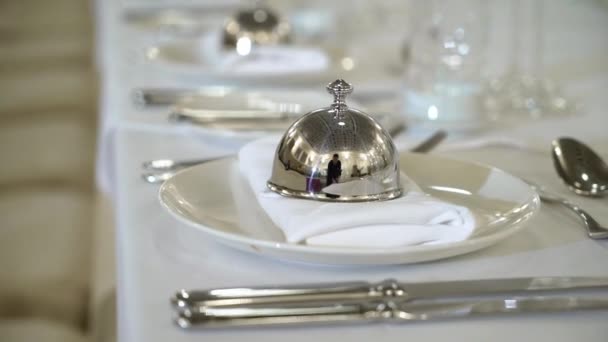 Mesa decorada em um jantar de gala ou festa de casamento — Vídeo de Stock