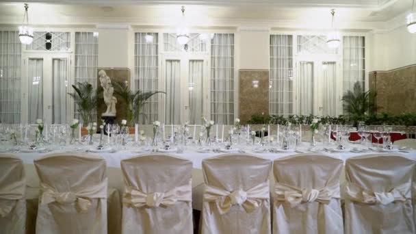 Decorated table on a gala dinner party or wedding celebration — Stock Video