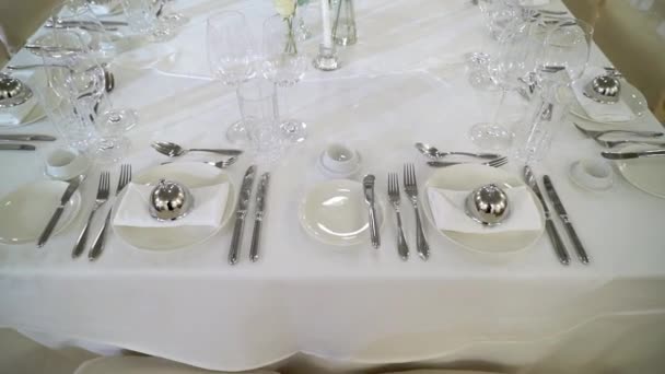 Decorated table on a gala dinner party or wedding celebration — Stock Video