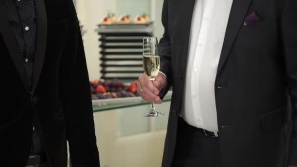 Lidé s brýlemi šampaňského v akci — Stock video