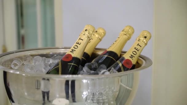 Saint-Petersburg, Rusko-12. ledna 2019: Moet lahví šampaňského — Stock video