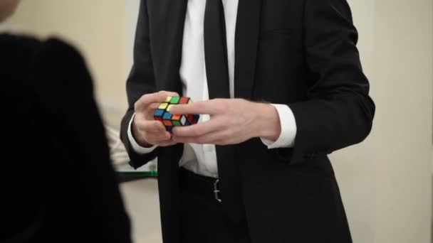 Man spelar med Rubiks cube leksak — Stockvideo