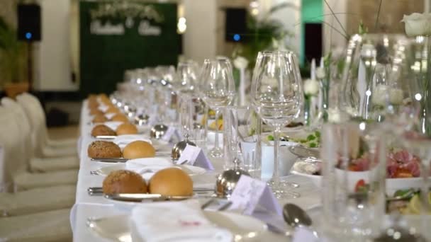 Διακοσμημένο τραπέζι σε ένα εορταστικό δείπνο ή μια γαμήλια γιορτή — Αρχείο Βίντεο