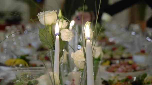 Διακοσμημένο τραπέζι σε ένα εορταστικό δείπνο ή μια γαμήλια γιορτή — Αρχείο Βίντεο