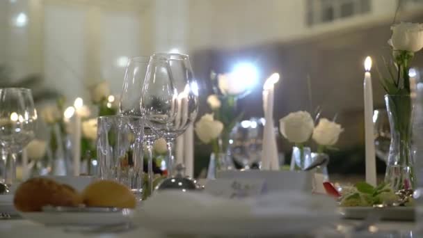 Tavolo decorato su una cena di gala o una celebrazione di matrimonio — Video Stock