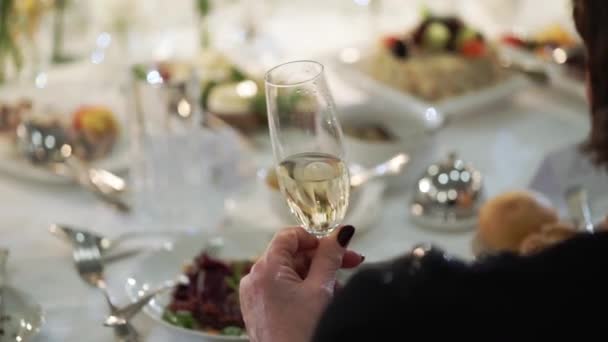 Ludzie z kieliszków szampana pobyt w zdarzenie — Wideo stockowe