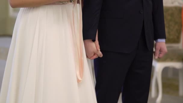 Nygifte til bryllupsceremonien. Brud og brudgom – Stock-video