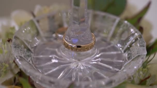 Anéis de casamento em placa de vidro — Vídeo de Stock