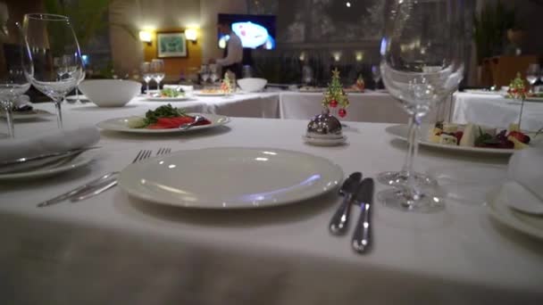 Zdobené tabulka na slavnostní večeře nebo svatební oslavu — Stock video