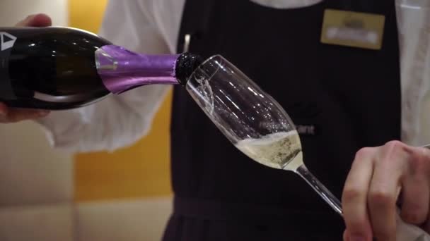 Pincér öntött üveg üveg pezsgő — Stock videók