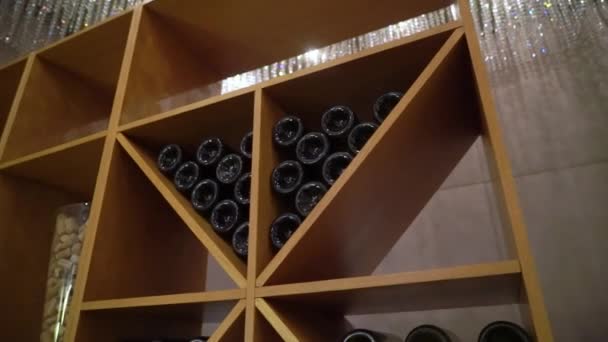 Бутылки вина — стоковое видео