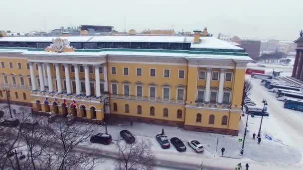 Drone антена подання готельної будівлі в європейське місто snowly взимку — стокове відео