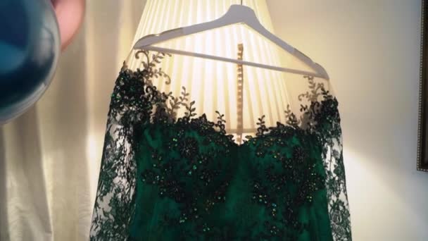 Luxusní Dámská zelené šaty a boty — Stock video
