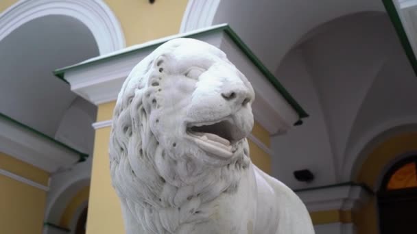 Löwen-Skulptur im Freien in der Nähe des Palastes aus Stein im Winter — Stockvideo