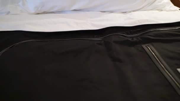 Załóż garnitur w łóżku w przypadku — Wideo stockowe