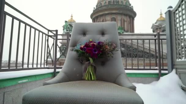 Svatba svatební kytici květin na křeslo v terasa na zimní snowly den — Stock video