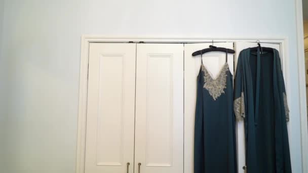 Zelená Dámská pegnoir a šaty spodní prádlo na šatní skříň — Stock video