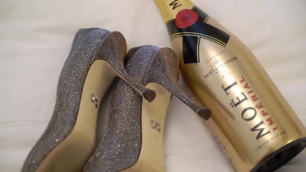 Sankt-Petersburg, Ryssland-23 December 2018: Moet champagne flaska och Dolce och Gabbana skor — Stockvideo