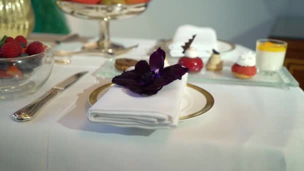 Pequeno Almoço Quarto Mesa Hotel Com Frutas — Vídeo de Stock