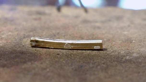 Orfèvre travaillant avec une bague inachevée 