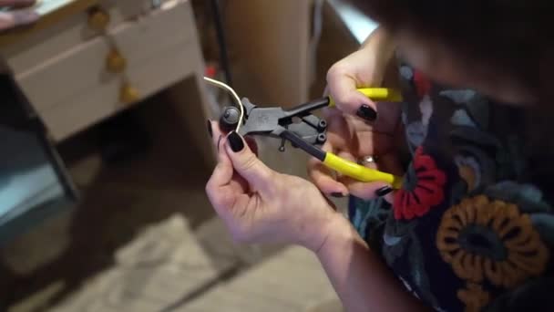 Jeweler Makes Piece Jewelry Golden Wedding Ring — Stock Video