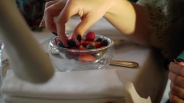 Orta yaşlı kadın alarak ahududu plaka