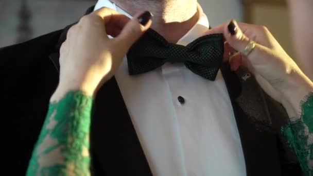Woman helping to put on bow tie for man — Stock Video