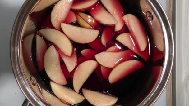用含成分的美酒平底锅。苹果的格林廷 — 图库视频影像