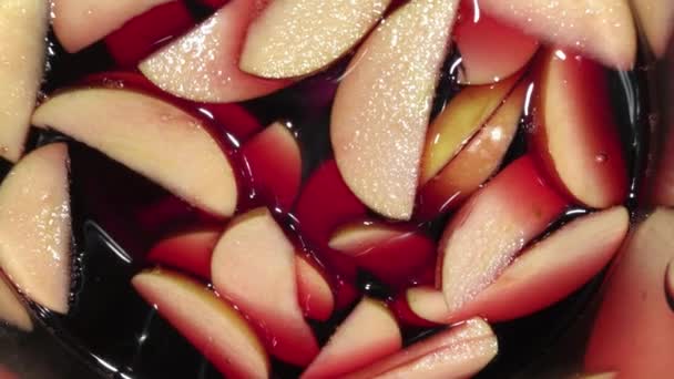 Pan z grzanym winem ze składników. Glintwine z jabłkami — Wideo stockowe