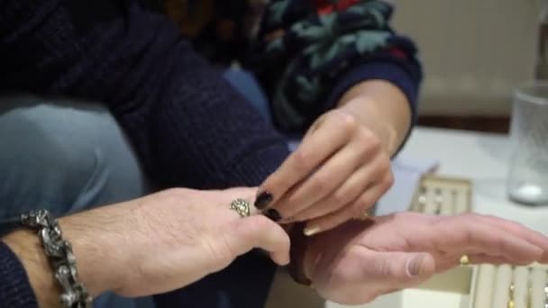 Person Wählt Größe Des Schmuckrings Probiert Einen Finger — Stockvideo