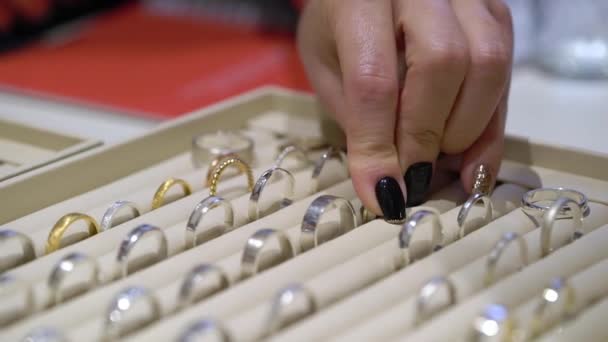 Joalheria anéis dourados em uma loja — Vídeo de Stock