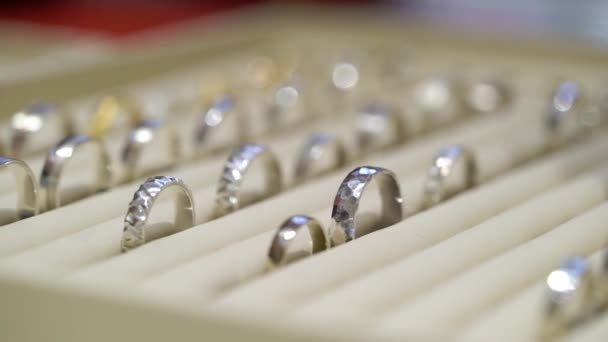 Perhiasan cincin emas di toko — Stok Video