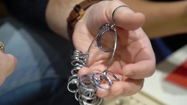 Persoană care alege mărimea inelului de bijuterii — Videoclip de stoc