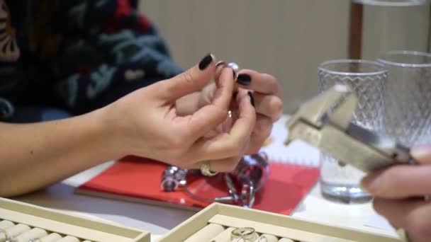 珠宝戒指尺寸的人选择 — 图库视频影像