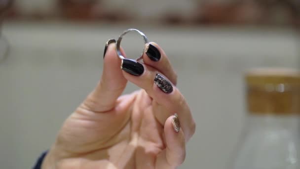 Person att välja storlek på smycken ring — Stockvideo