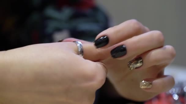 Persoon kiezen grootte van sieraden ring — Stockvideo