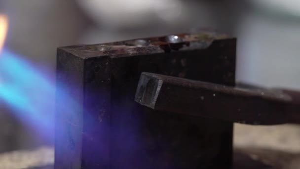 Goldsmith lucrează cu un inel neterminat — Videoclip de stoc
