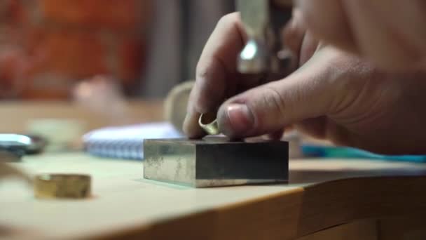 Jeweler makes a piece of jewelry — Stock Video