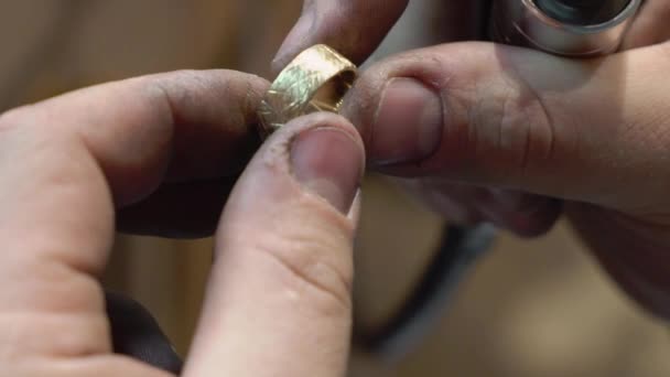 Jeweler makes a piece of jewelry — Stock Video